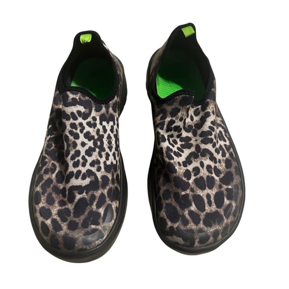 OOFOS Women's Black and Brown Leopard Sneakers